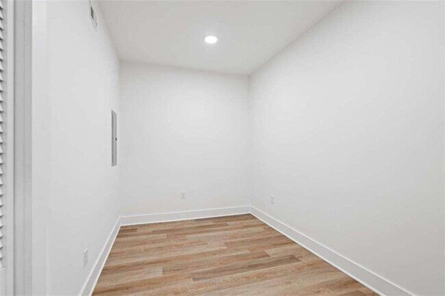 Building Photo - 346 Peters St SW