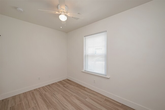 Building Photo - 915 Adele St