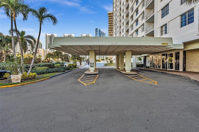 Building Photo - 500 Bayview Dr