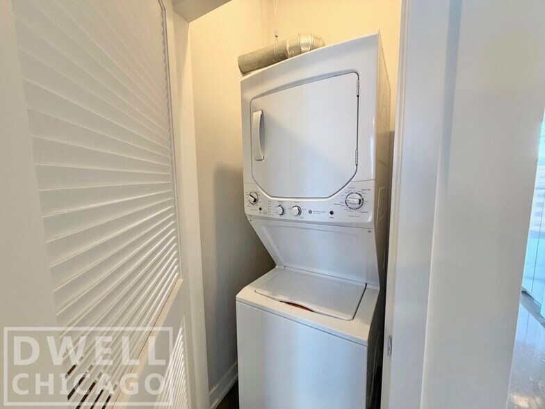 Building Photo - 110 W Chicago Ave