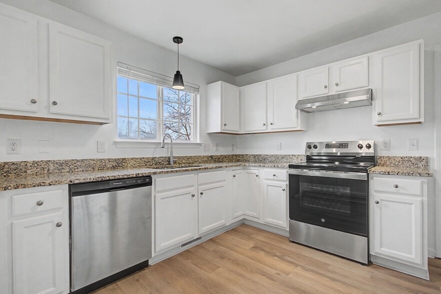 Building Photo - 2932 Burtonwood Dr