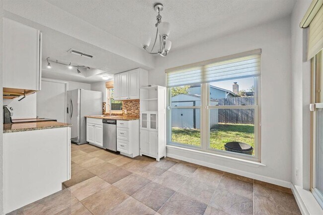 Building Photo - 605 Apache Trail