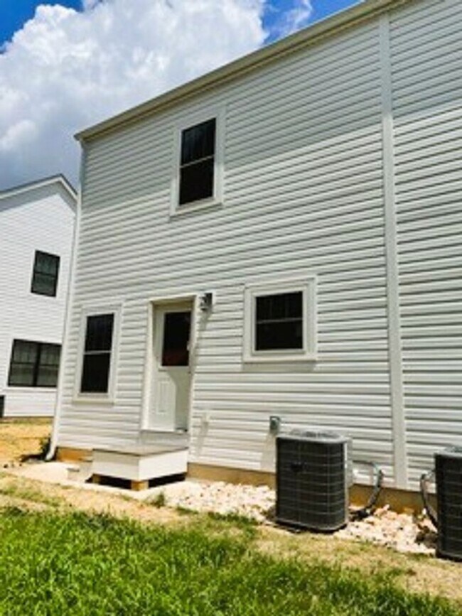 Building Photo - 2656 Greenport Dr