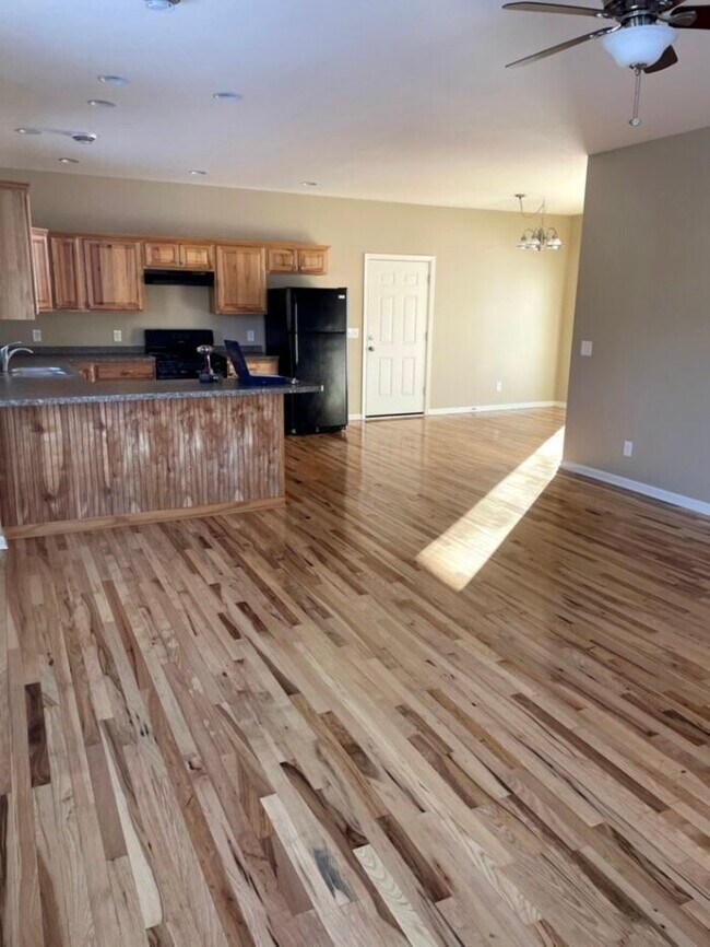 Building Photo - 3 Bdrm/2 bath Ranch - Lilly Lake