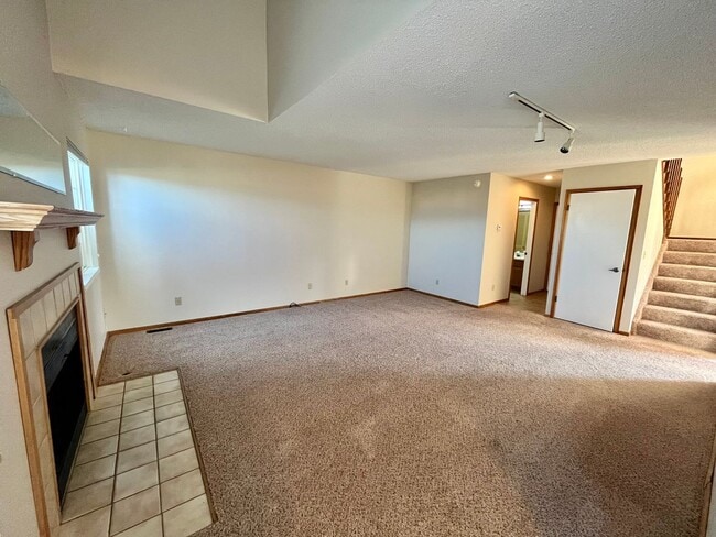 Building Photo - Cozy 2 Bedroom Townhome Nestled in Quiet Gated Community