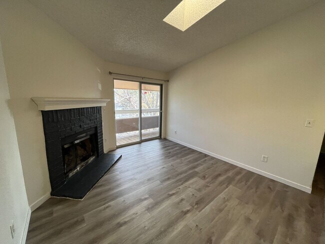 Building Photo - Nice 2 bed 2 bath Condo
