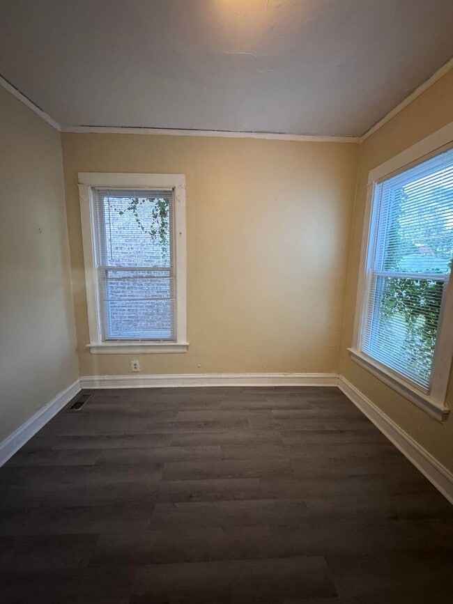 Building Photo - 4 Bed 1.5 Bath - Single Family Home locate...