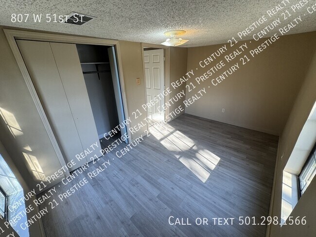 Building Photo - 807 W 51st St