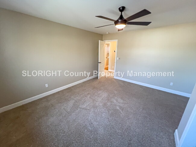 Building Photo - AVAILABLE NOW - Spacious Home Close to Downtown Paso Robles - 3 Bed / 2.5 Bath