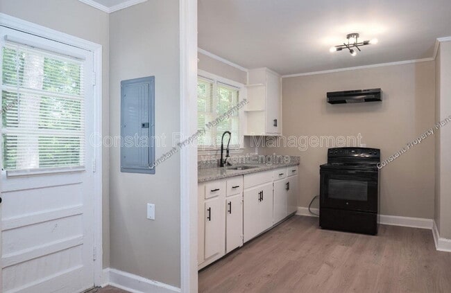 Building Photo - 489 Forest Ave