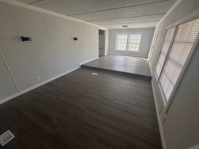 Building Photo - FOR RENT