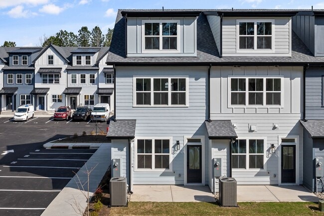 Building Photo - Newly Built 4BD, 3.5BA End-Unit Raleigh To...