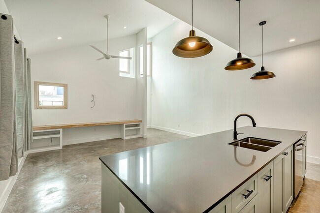 Building Photo - 1717 Airline Dr