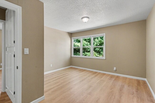 Building Photo - 3080 Park Ave NE