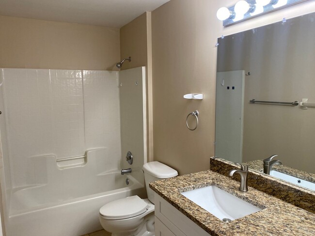 Building Photo - Centrally located 3 Bedroom, 2 Bath Duplex