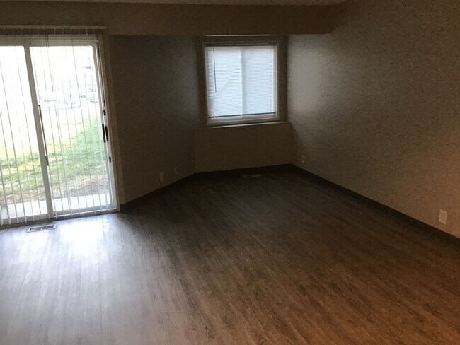 Building Photo - Spacious 1 Bedroom