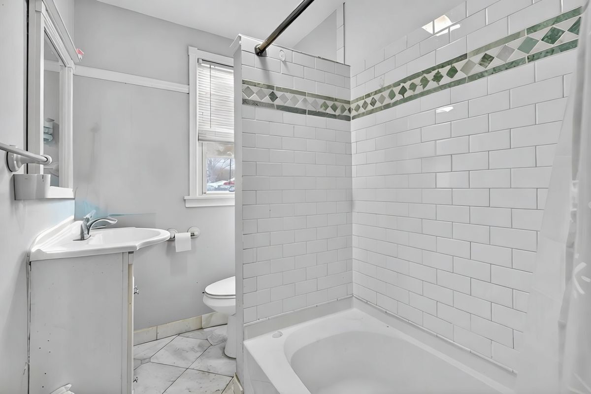 Building Photo - 1440 Wood Ave