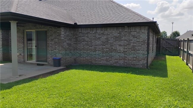 Building Photo - 1911 SW Cypress St