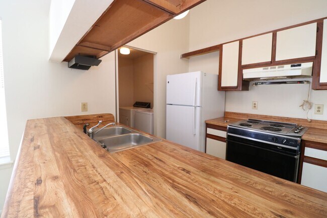 Building Photo - 2 bedroom 1 bath condo near Town Center in Virginia Beach!