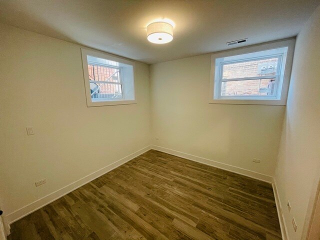 Building Photo - 843 W Wellington Ave