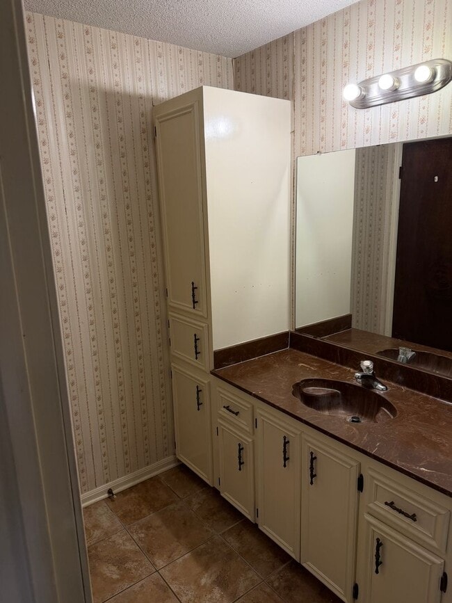 Building Photo - 6009 Quail Ridge