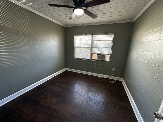 Building Photo - Cute 2/1 Duplex in Ybor City! Ask about our specials!! Apply for FREE This Holiday Season!