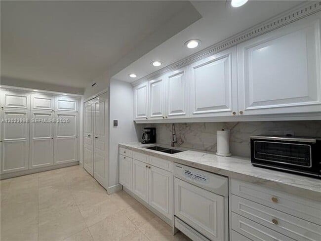 Building Photo - 1111 Crandon Blvd