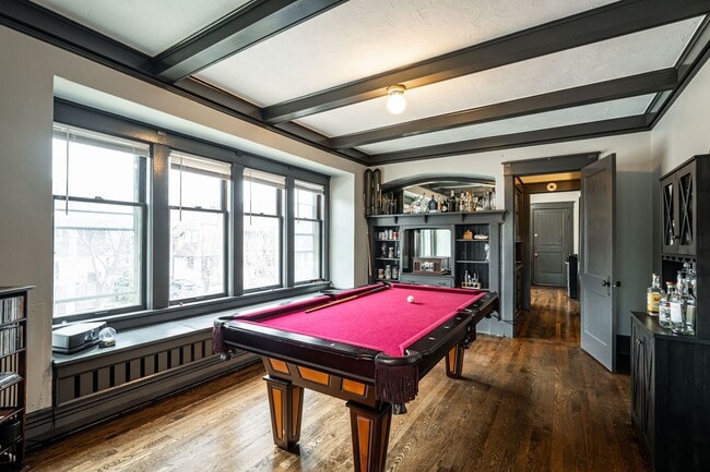 Building Photo - Kenwood flat across from UWM