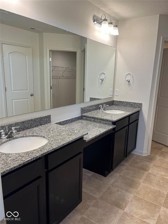 Building Photo - 4824 Oak Hl Dr