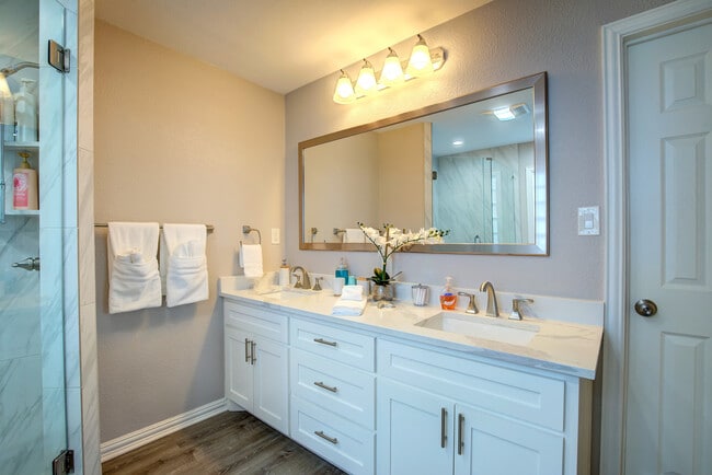 Building Photo - 8606 Columbia Dr