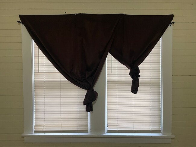 Building Photo - 2 Bed, 1 Bath House