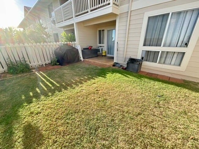 Building Photo - 2 bed 2 bath, Private yard, 2 parking stalls