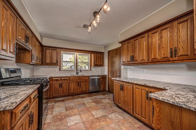 Building Photo - 809 N Ross Ave