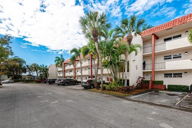 Building Photo - 9811 N Hollybrook Lake Dr