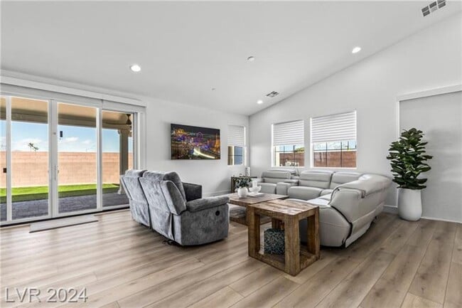 Building Photo - Elevated Desert Living with Strip & Mountain Views – Fully Furnished 6-Bedroom Retreat!