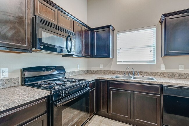 Building Photo - Ready to move in!