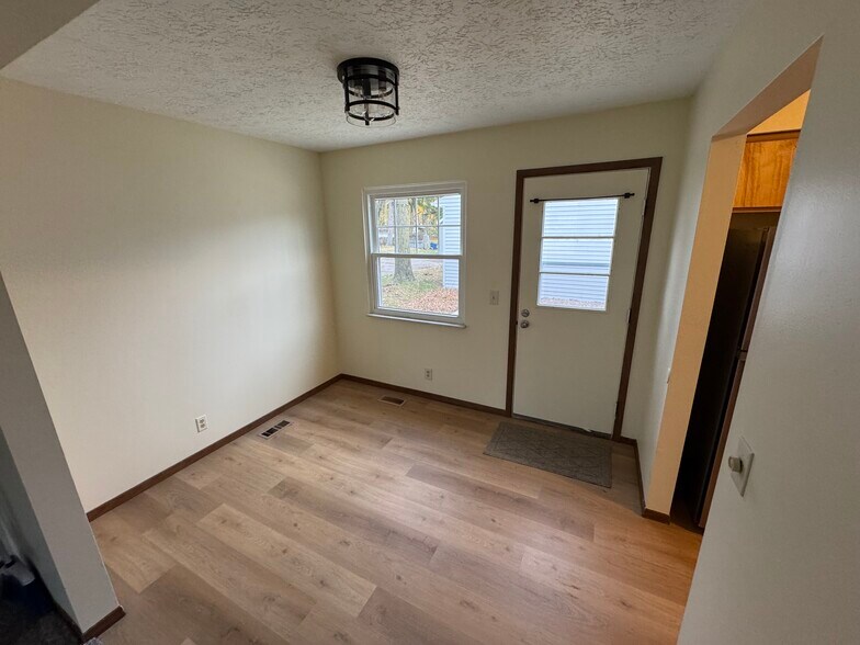 Building Photo - 545 Mentor Ave