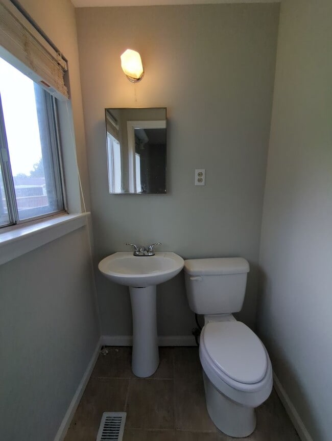 Building Photo - Spacious Rossville House