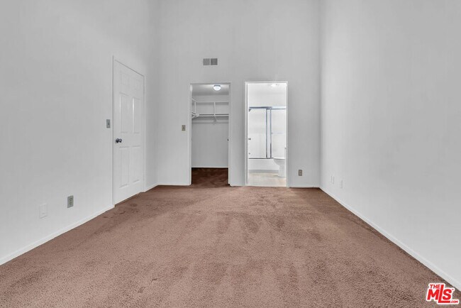 Building Photo - 607 N Rossmore Ave