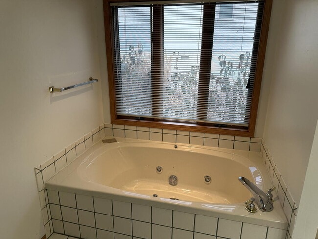 Building Photo - 4 Lois Ln