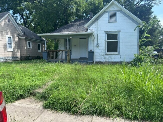 Building Photo - 2 Bed 1 Bath Home
