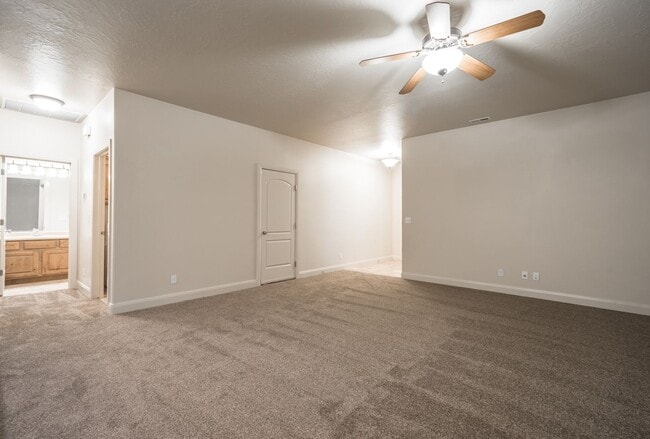 Building Photo - Spacious 2 Bedroom Hurricane Townhome Near...