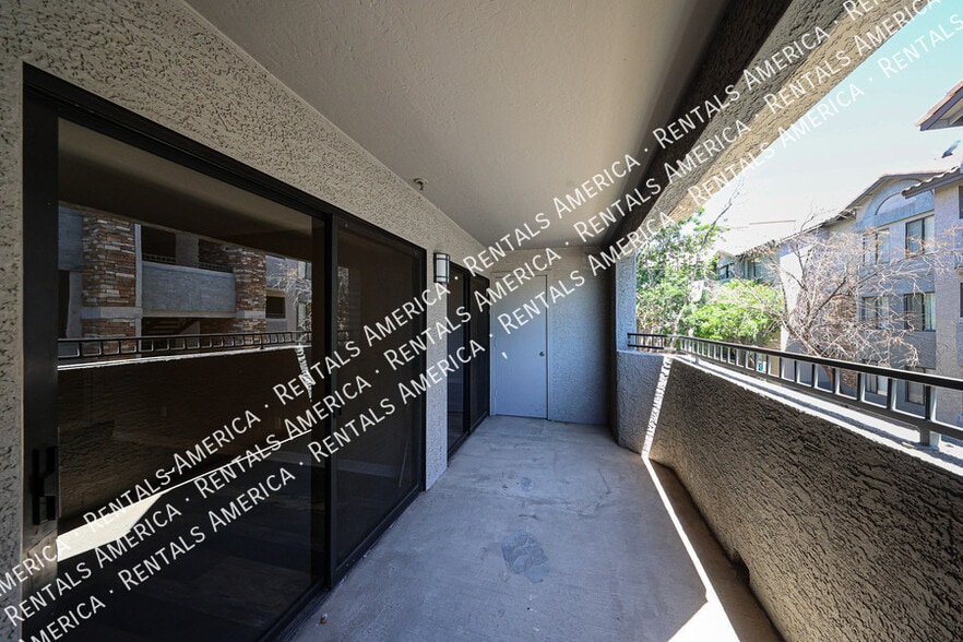 Building Photo - 2025 E Campbell Ave