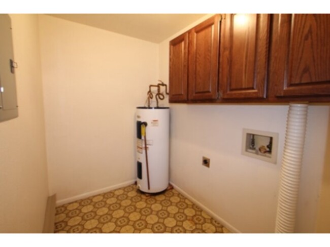 Building Photo - Spacious 2-Bedroom, 1-Bath Apartment for R...