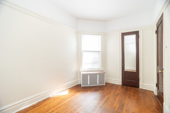 Building Photo - 1451 W Thome Ave