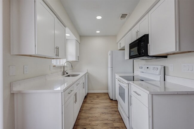 Building Photo - 910 Cedar Terrace
