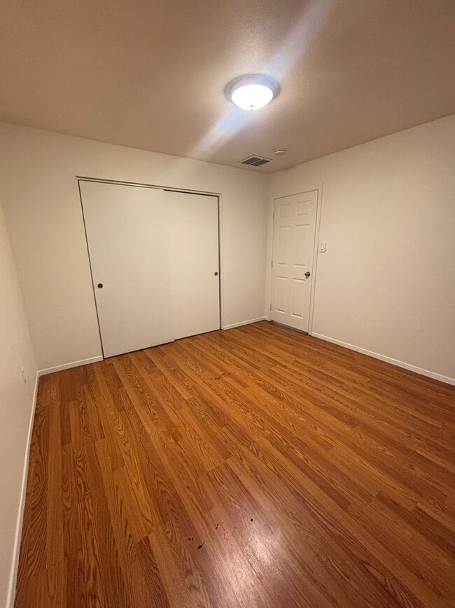 Building Photo - 572 Lenrey Ave