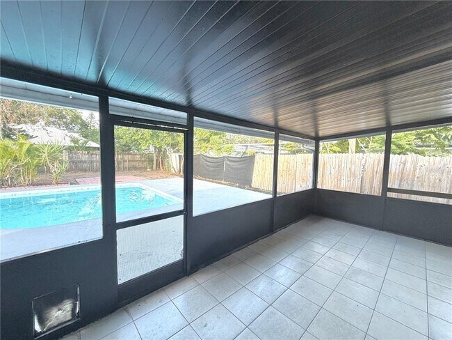 Building Photo - 2467 Sunderland Rd