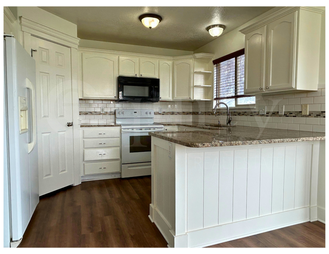 Building Photo - 8045 N Plum Creek Dr