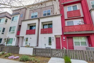 Building Photo - 3 bed 3 bath home in Blossom Hill area!